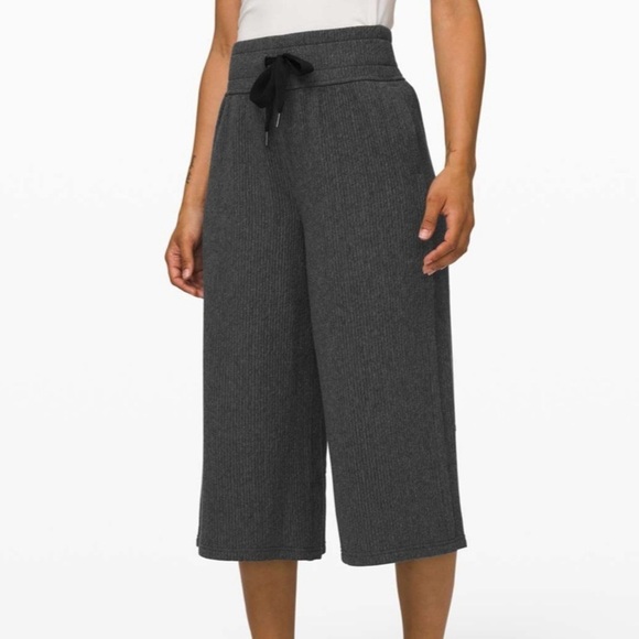 Lululemon sz 2 Retreat Yourself Crop Heathered Core Dark Grey great condition - Picture 1 of 12